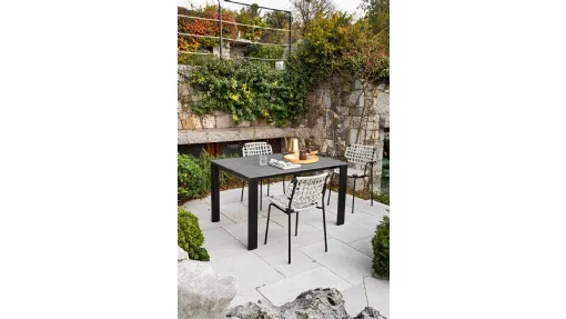Tavolo rettangolare Dorian con top in ceramica effetto pietra con gambe in metallo di Connubia Outdoor