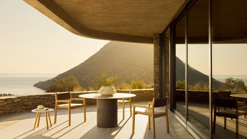 Sedia Gianna Poltroncina in tessuto e legno di Varaschin