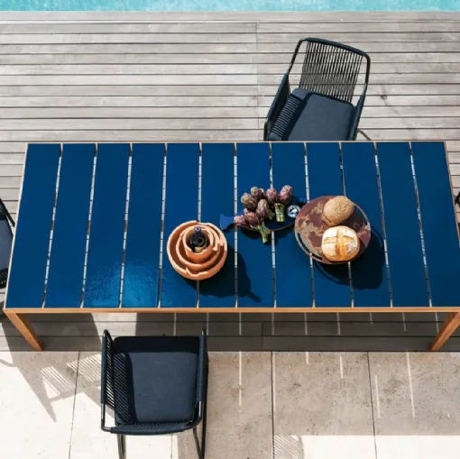 Tavolo con struttura in teak e top a doghe in grès smaltato Teka di Roda