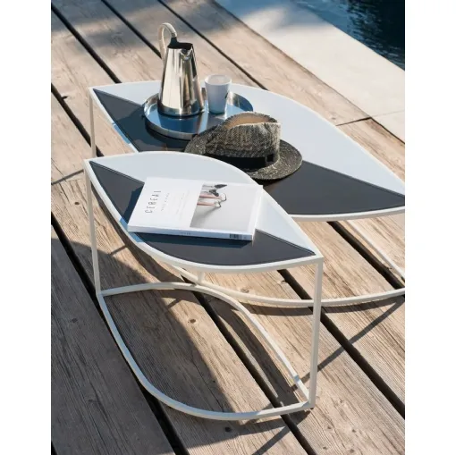 Tavolino di design in acciaio con top sagomato a forma di foglia in grès Leaf di Roda