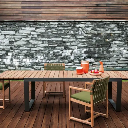 Tavolo in teak e acciaio, Sedie in teak con schienale formato da cinghie intrecciate e seduta in tessuto Network di Roda