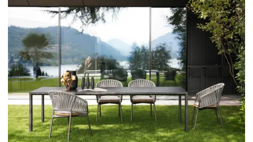 Tavolo in alluminio con top in grès, Sedie in acciaio e tessuto tecnico Plein Air di Roda