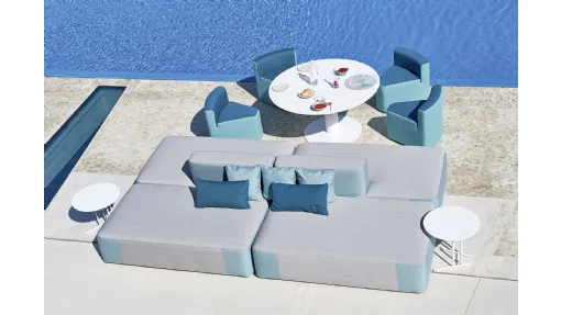 Poltroncina In&Out a forma di spicchio in tessuto tecnico in PVC di Varaschin