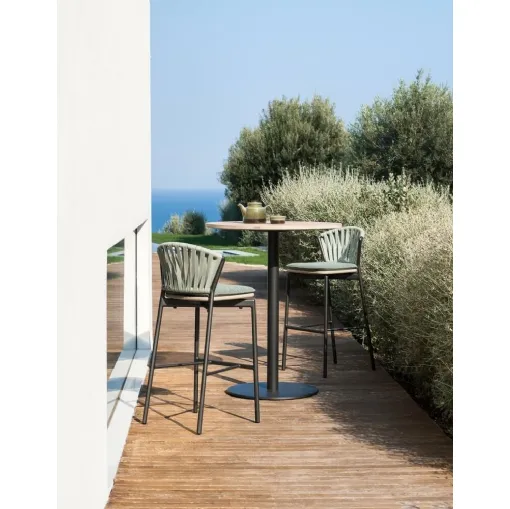 Tavolino da bar per esterno con struttura formata da una gamba centrale in acciaio verniciato a polvere che sostiene il piano rotondo in teak Weather Resistant White color bianco Stem di Roda