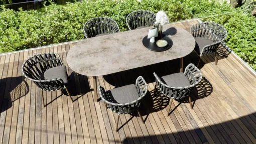 Tavolo ellittico Emma in alluminio con top in ceramica bocciardata di Varaschin