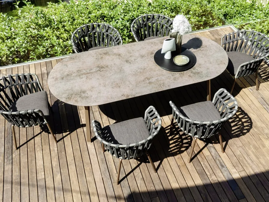 Tavolo ellittico Emma in alluminio con top in ceramica bocciardata di Varaschin