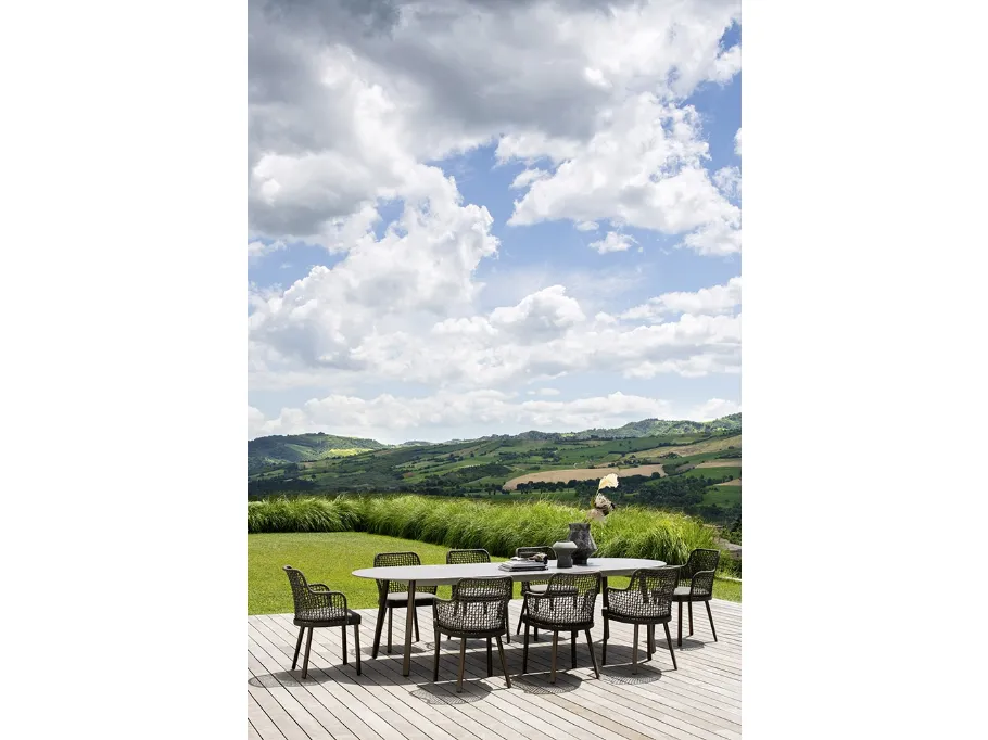 Tavolo ellittico Emma in alluminio con top in ceramica bocciardata in versione allungabile LOW di Varaschin