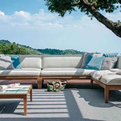 Divano angolare con struttura in teak e rivestimento in tessuto imbottito Teka di Roda