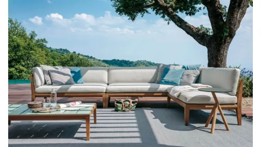 Divano angolare con struttura in teak e rivestimento in tessuto imbottito Teka di Roda