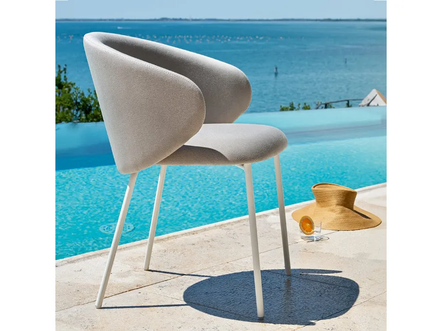 Poltroncina Tuka in tessuto idrorepellente con gambe in tubo metallico di Connubia Outdoor